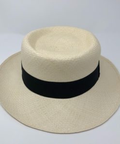 Ein Klassiker, der nie aus der Mode kommt. Echte Panamahüte aus Ecuador, kühlend und atmungsaktiv, in Handarbeit gefertigt. Seit langer Zeit ein Wahrzeichen für Kunsthandwerk aus Ecuador, zu 100% aus “Paja Toquilla” händisch geflochten.